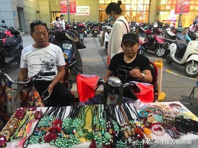 鄭州二七區“溫暖之家” 地攤上的手工藝品，每一件都藏著一個故事